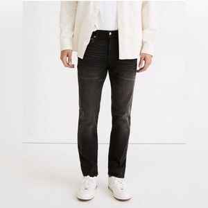 NWT Black Slim Day 2 nite Cotton 5 pocket distressed Jean in Everton Wash 30